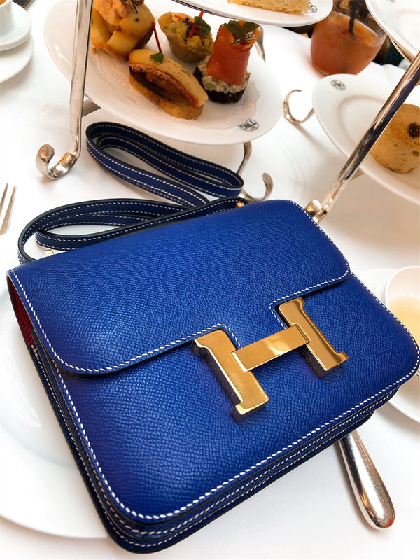  shoulder bag interior and compartment view 9