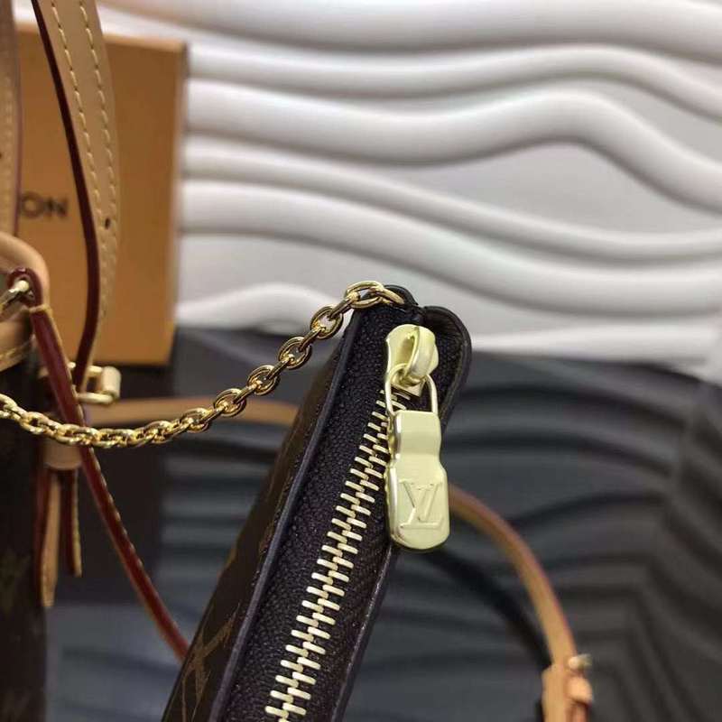 Handle and strap detail of premium structured women's handbag – women's luxury accessory