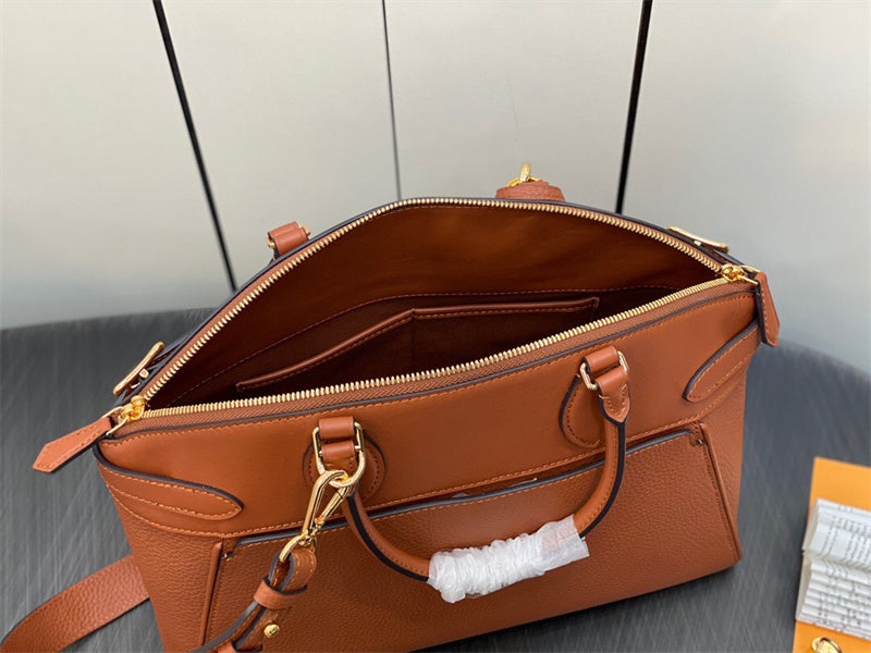  tailored tote bag styled with outfit 12