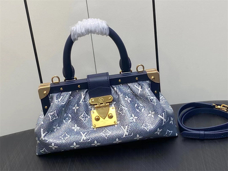  Refined shopper bag front view