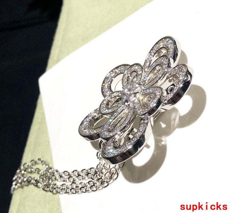 Full view of Van Cleef & Arpels unisex jewelry piece
