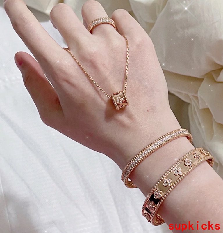 Side view of Van Cleef & Arpels unisex jewelry piece
