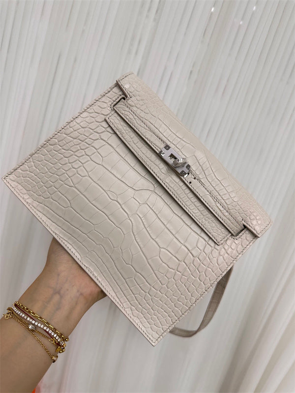  Streamlined tote bag carried on shoulder 10