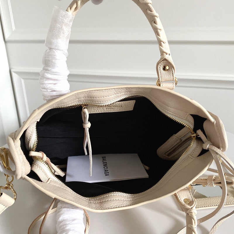 Zivas Charm Sleek Silhouette Statement Handbag (Premium Everyday Carry) – Close-Up Detail