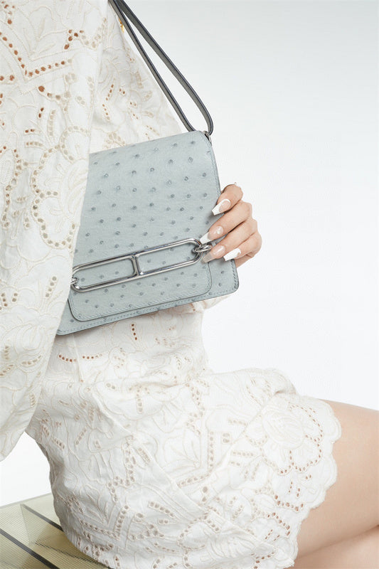  Chic carryall bag carried on shoulder
