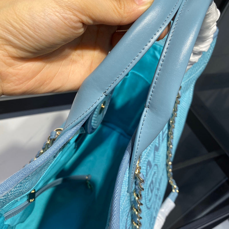  spacious purse view 9