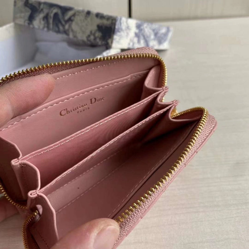 Handle and strap detail of modern statement women's handbag – women's designer-style accessory