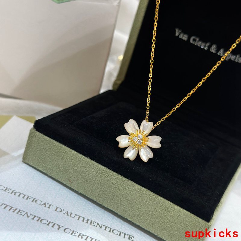 Side view of Van Cleef & Arpels unisex jewelry piece