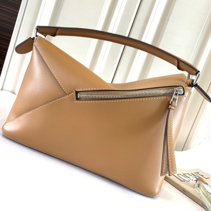Ziva's Charm handbag – close-up view (35cm*22cm*15.5cm)