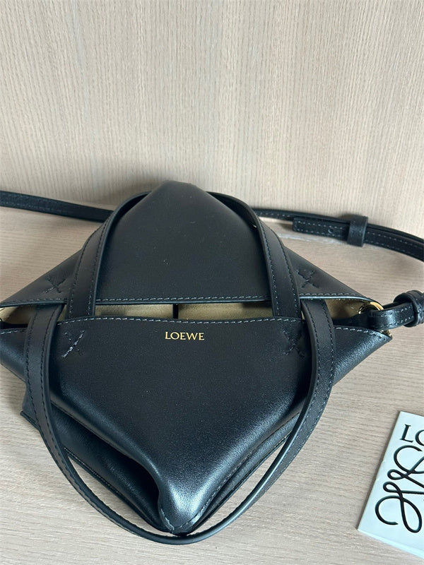 Ziva's Charm handbag – carry view (16.5cm*9.5cm*20cm)