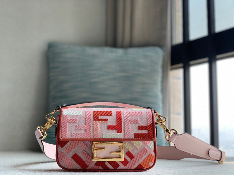 Ziva's Charm handbag – detail view (19cm*10cm*4cm)