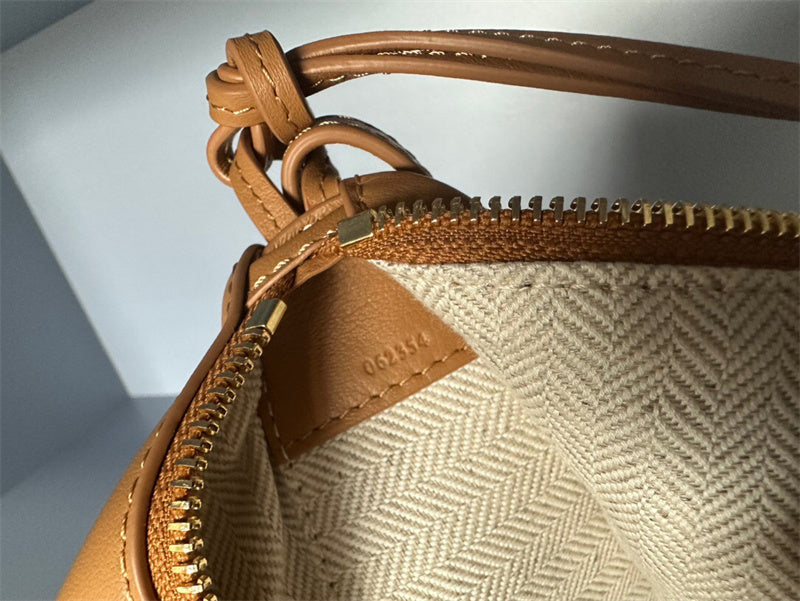 Ziva's Charm handbag – detail view (28cm*17cm*9.5cm)
