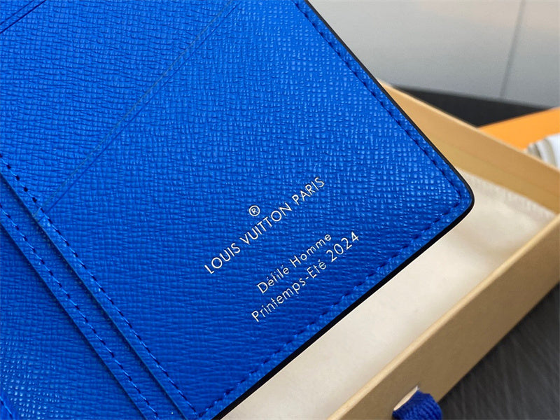  shoulder bag interior and compartment view 9