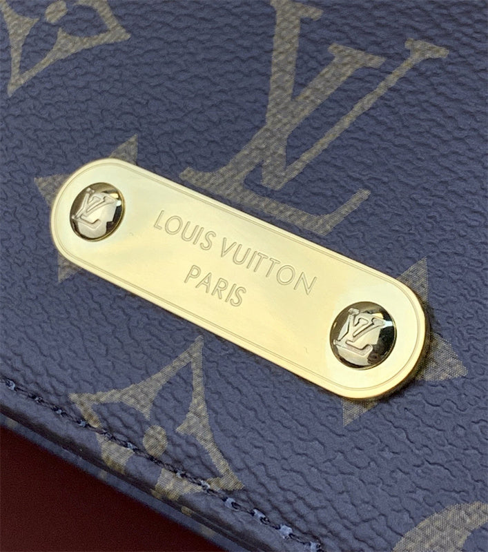  smart shoulder bag detail view showing craftsmanship 8