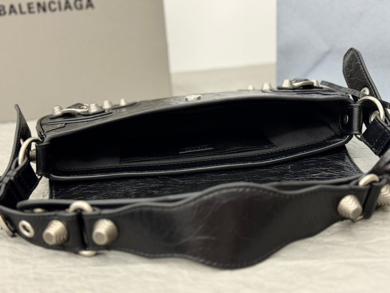 Zivas Charm Effortless Elegance Statement Handbag (Designer-Inspired Craftsmanship) – Detail View