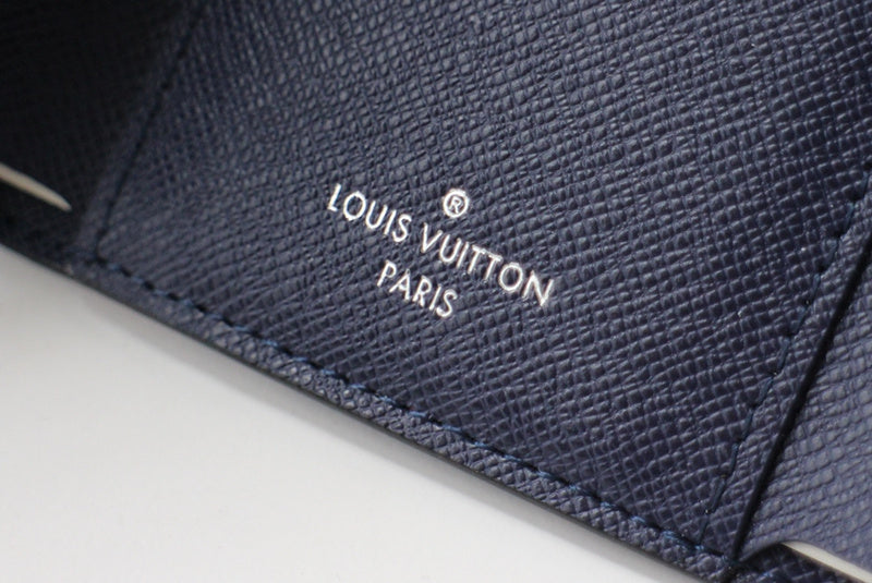 Styled lifestyle shot of classic structured women's handbag – women's everyday handbag