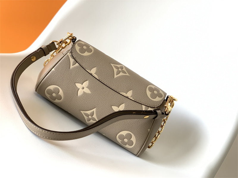  Everyday structured bag carried on shoulder