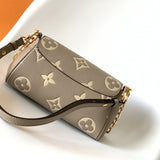  Everyday structured bag carried on shoulder