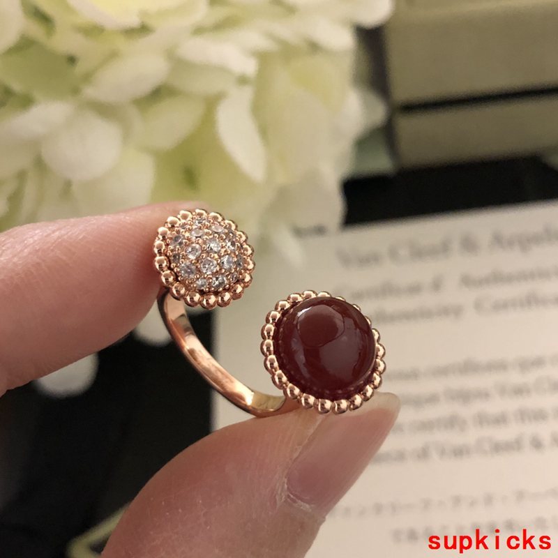 Angled view of Van Cleef & Arpels unisex jewelry piece