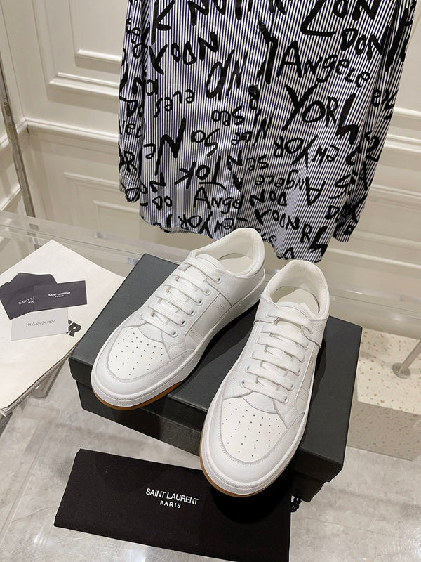 Three-quarter angle view of Saint Laurent luxury piece style No.054
