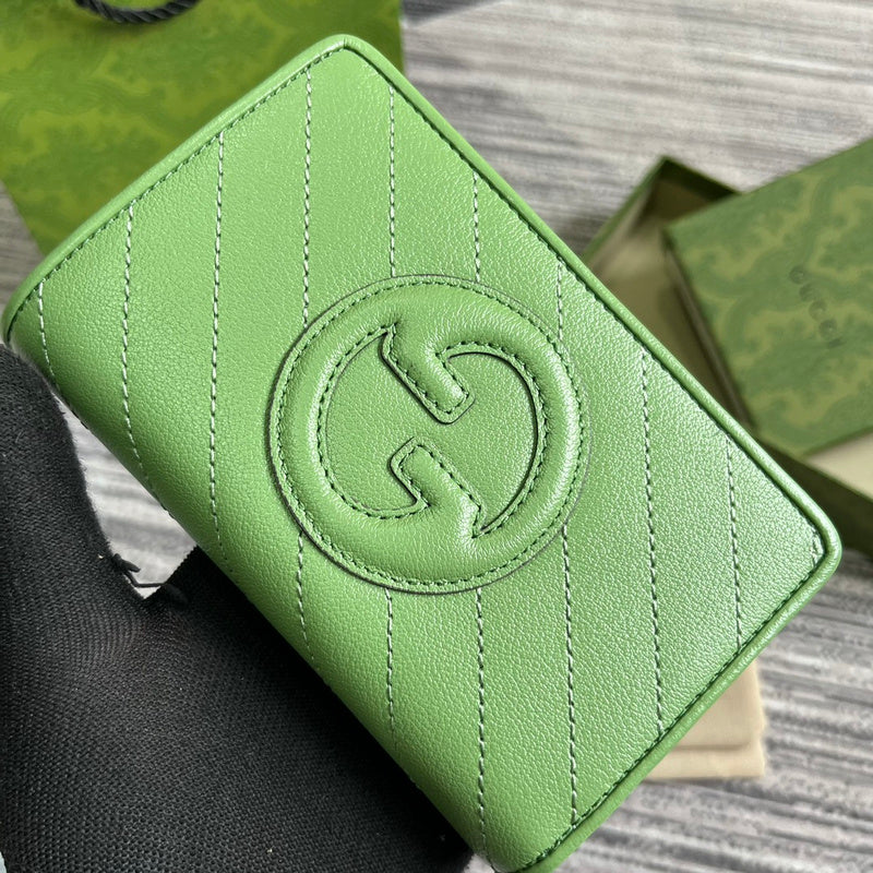 Side profile of signature premium women's handbag – women's designer-style accessory