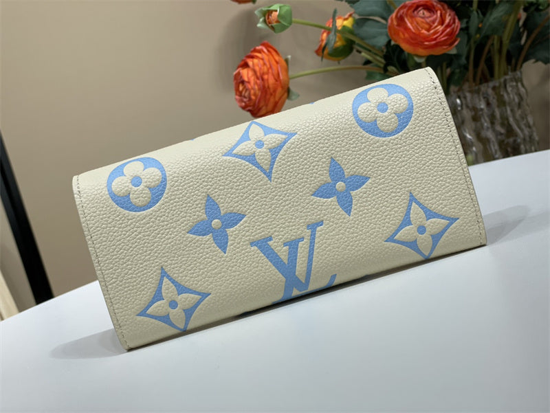  Chic shoulder bag carried on shoulder