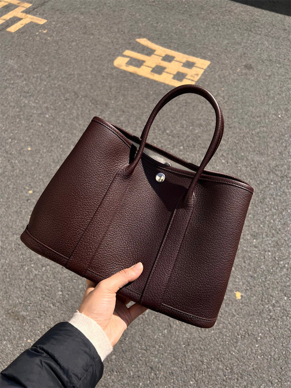  Minimalist shoulder bag carried on shoulder 10