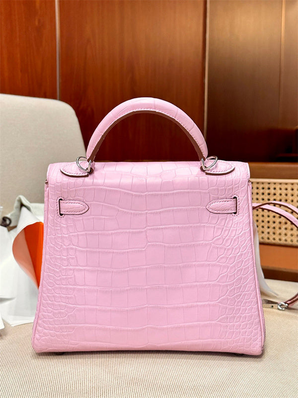 sophisticated shopper bag styled with outfit 24