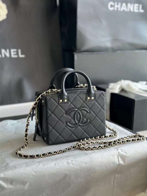Zivas Charm Streamlined Design Everyday Handbag (Elevated Daily Companion) – Detail View