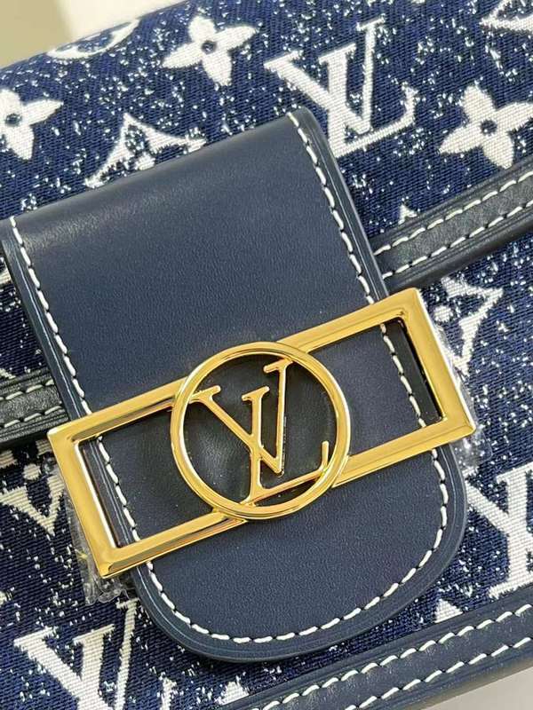 Handle and strap detail of chic statement women's handbag – women's luxury accessory