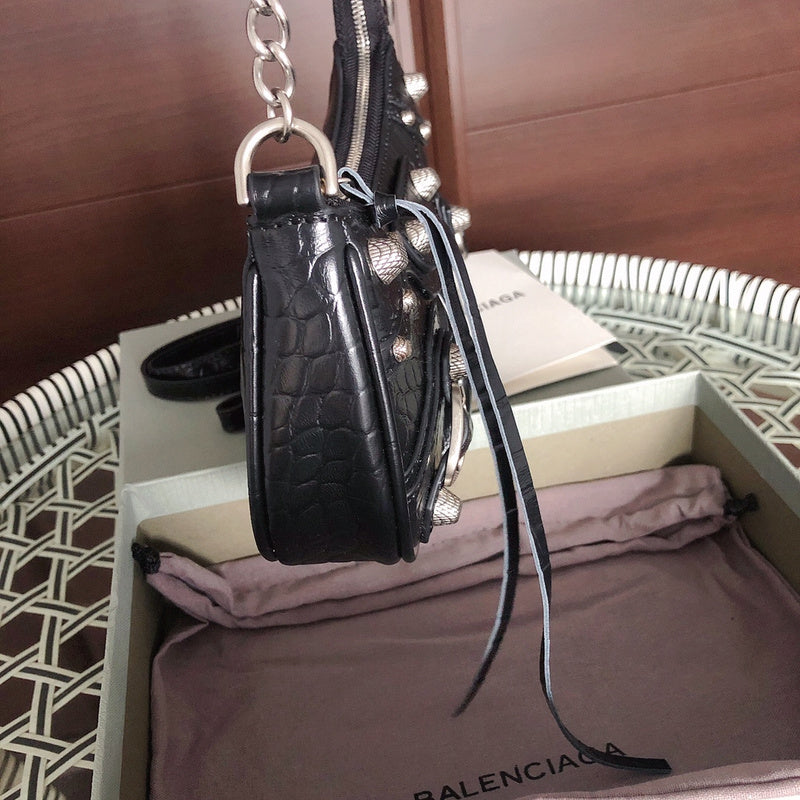 Close-up detail of everyday-luxe polished women's handbag – women's luxury accessory