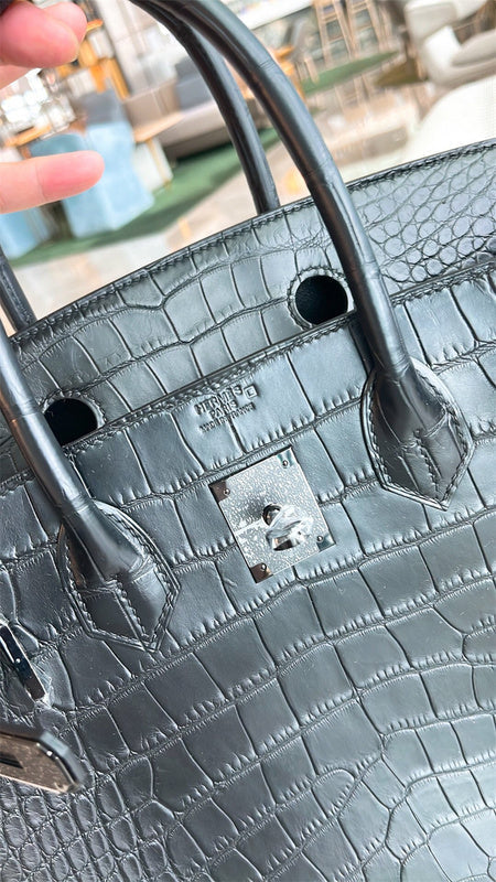  everyday structured bag detail view showing craftsmanship 8