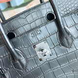  everyday structured bag detail view showing craftsmanship 8