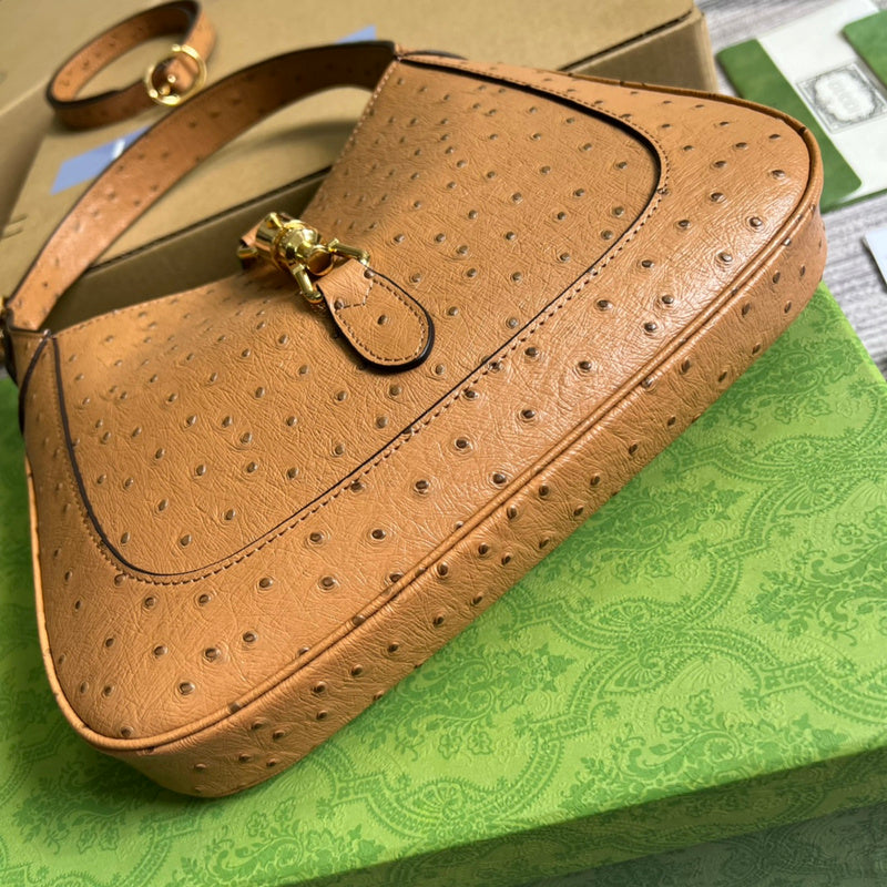 Handle and strap detail of signature elevated women's handbag – women's premium purse