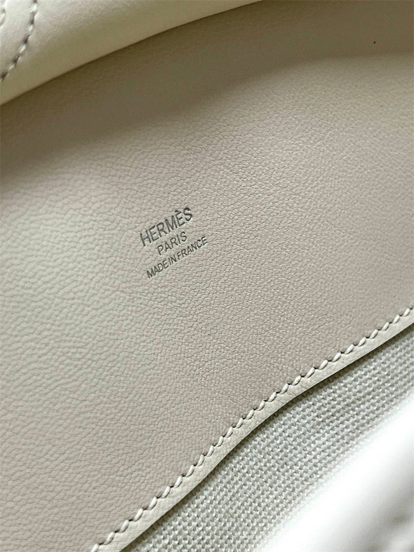 Fluid handbag styled for everyday wear