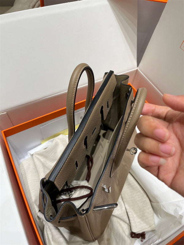  shoulder bag interior and compartment view 15