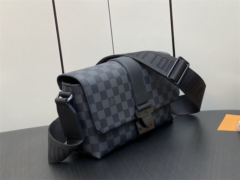  Everyday carryall bag carried on shoulder