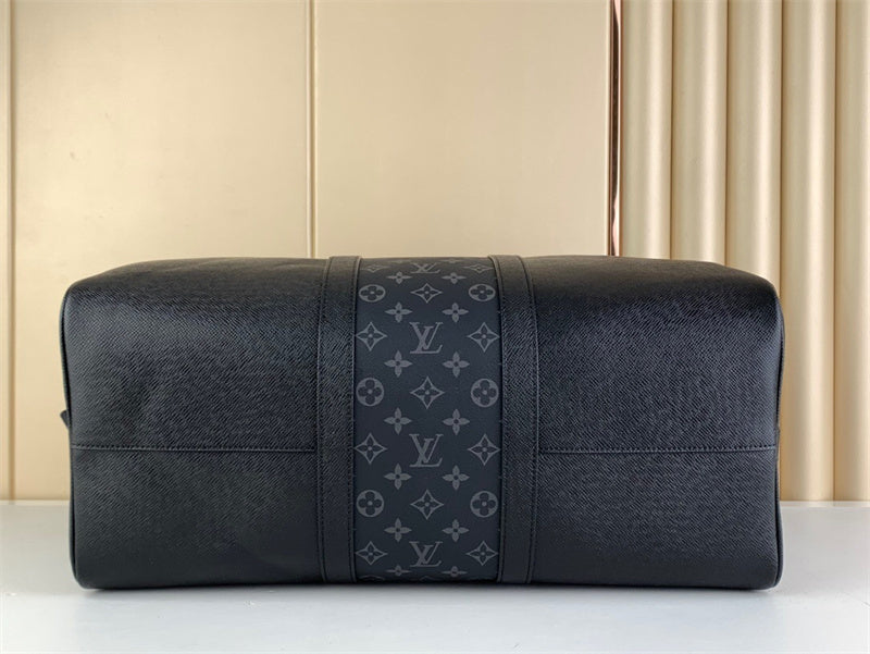  Sophisticated handbag carried on shoulder 40