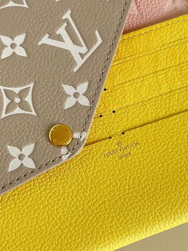 Back view of elevated refined women's handbag – women's designer-style accessory