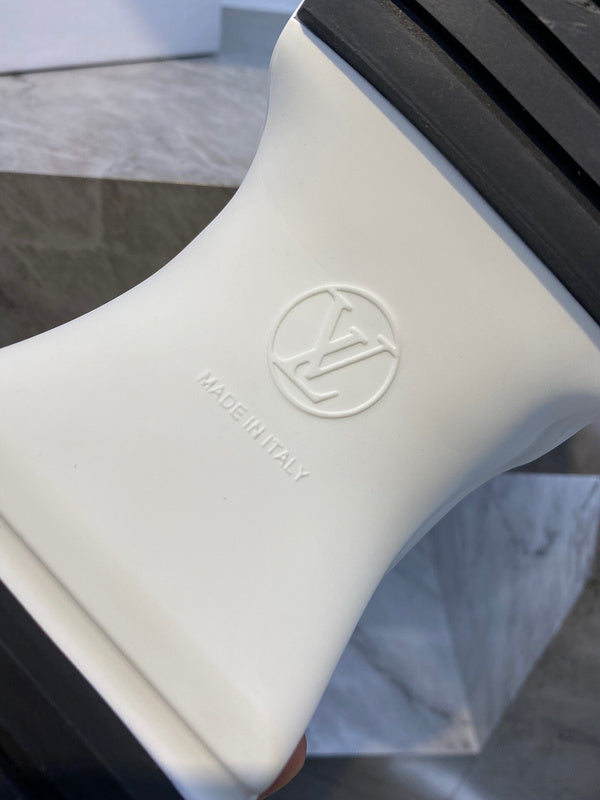 Louis Vuitton shoes Style 419 - top view showing design