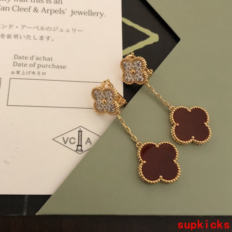 Angled view of Van Cleef & Arpels unisex jewelry piece