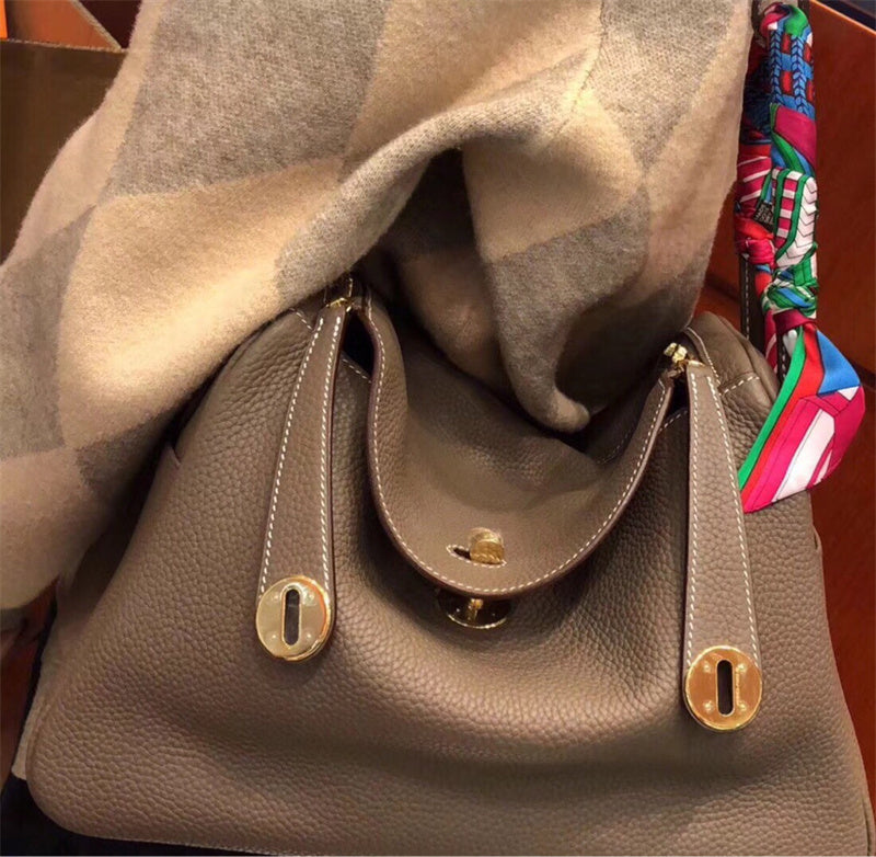  everyday carryall bag styled with outfit 18