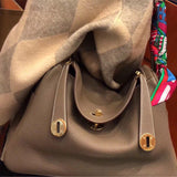  everyday carryall bag styled with outfit 18