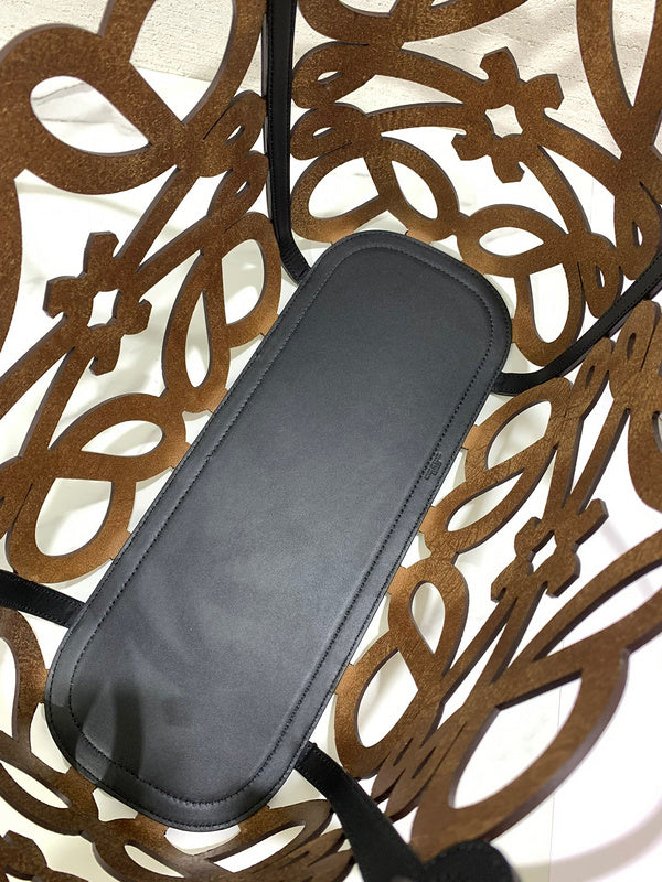 Ziva's Charm handbag – detail view (42cm*15cm*25.5cm)