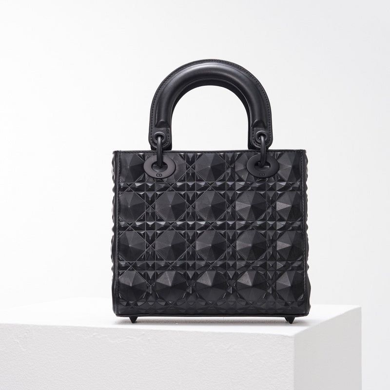 Handle and strap detail of classic everyday-luxe women's handbag – women's premium purse