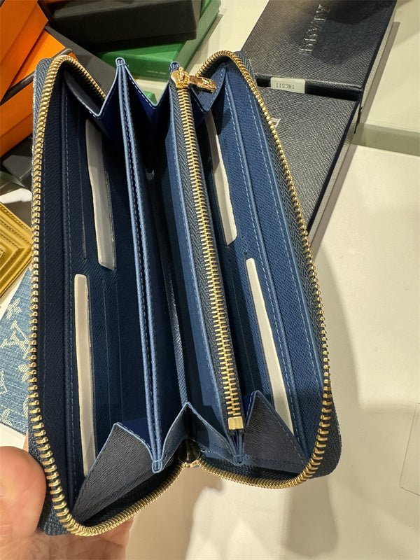  Graceful crossbody bag carried on shoulder
