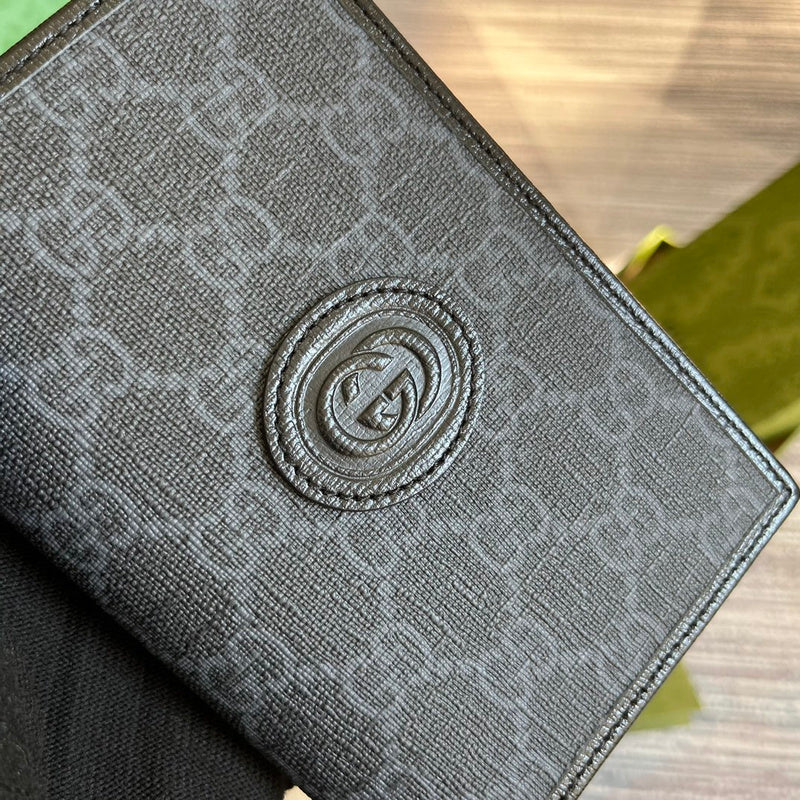 Handle and strap detail of sleek premium women's handbag – women's premium purse