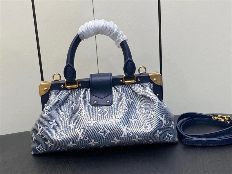  Refined shopper bag carried on shoulder