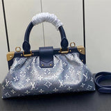  Refined shopper bag carried on shoulder