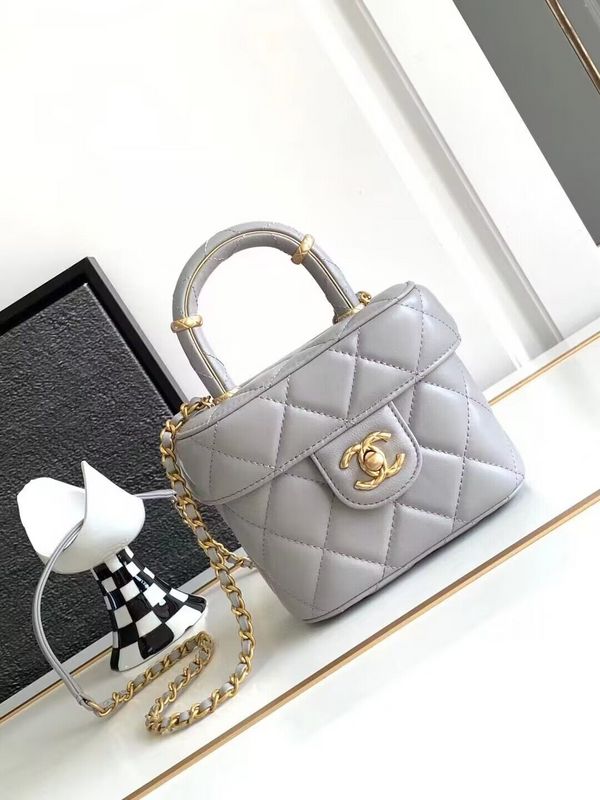 Ziva's Charm handbag – front view (one versatile size)